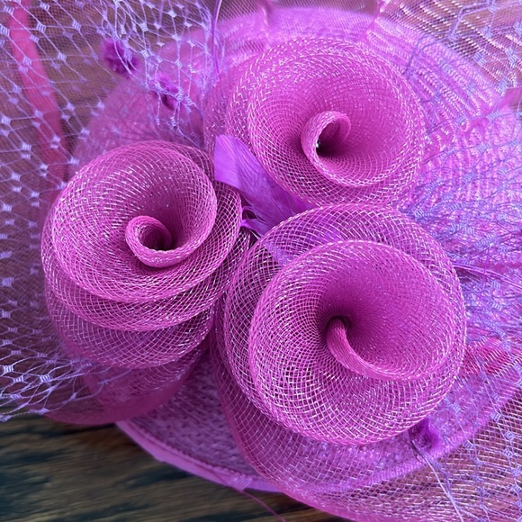 Fuchsia Fascinator with comb - Picture 8 of 8